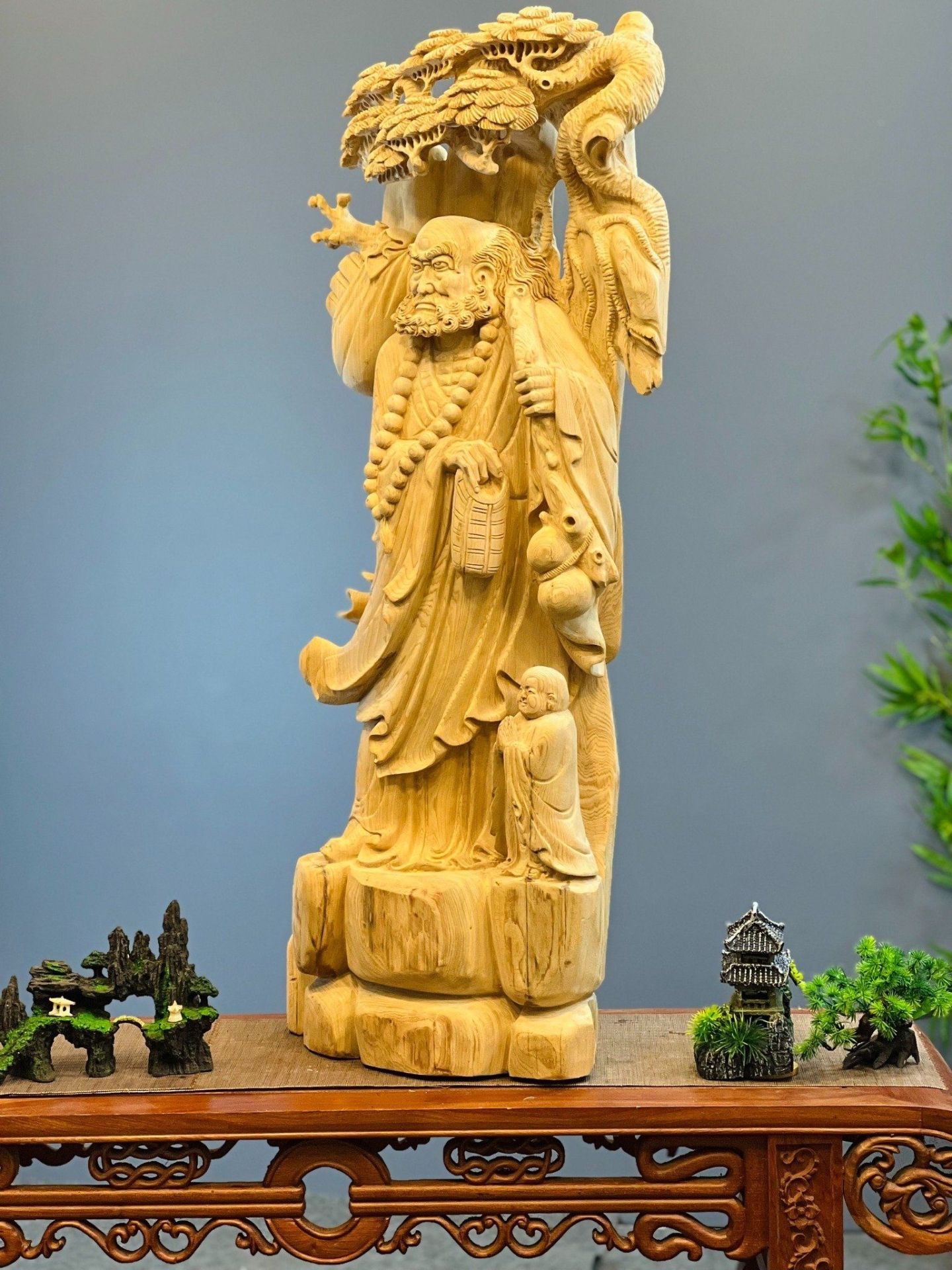 Đạt Ma Đứng Gốc Tùng - Biểu Tượng Phong Thủy Mang Lại May Mắn và Thịnh Vượng