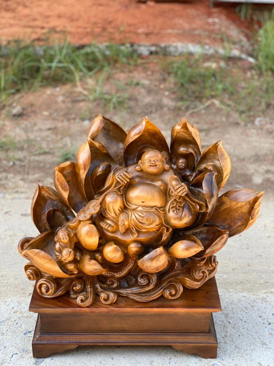 Di Lạc Ngồi Đài Sen - Biểu Tượng May Mắn và Bình An trong Phong Thủy