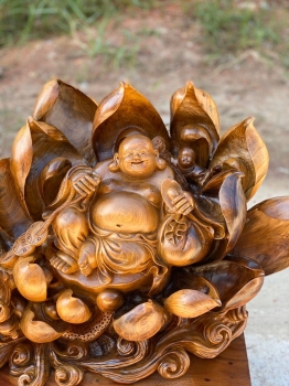 Di Lạc Ngồi Đài Sen - Biểu Tượng May Mắn và Bình An trong Phong Thủy