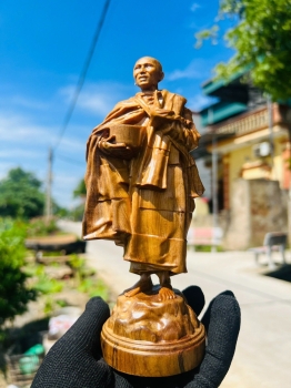 Bức Tượng Gỗ Bách Xanh 'Thầy Thích Minh Tuệ': Biểu Tượng Tĩnh Lặng và Sự Hiểu Biết Trong Đạo Phật- Quà tặng